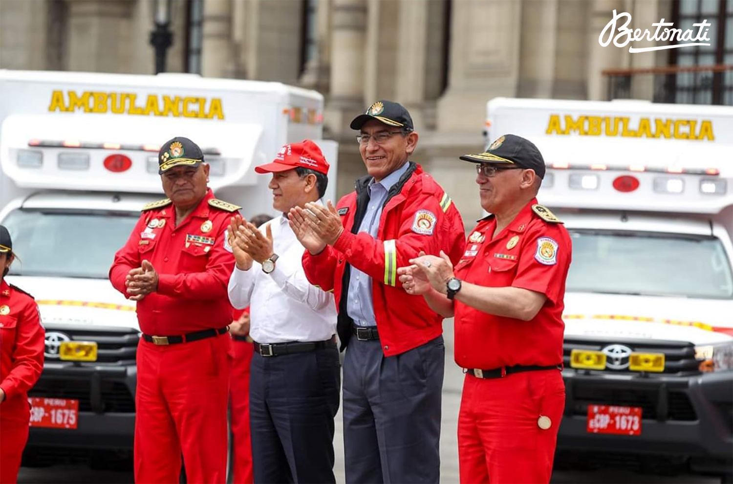 Entrega oficial de 11 ambulancias en Perú